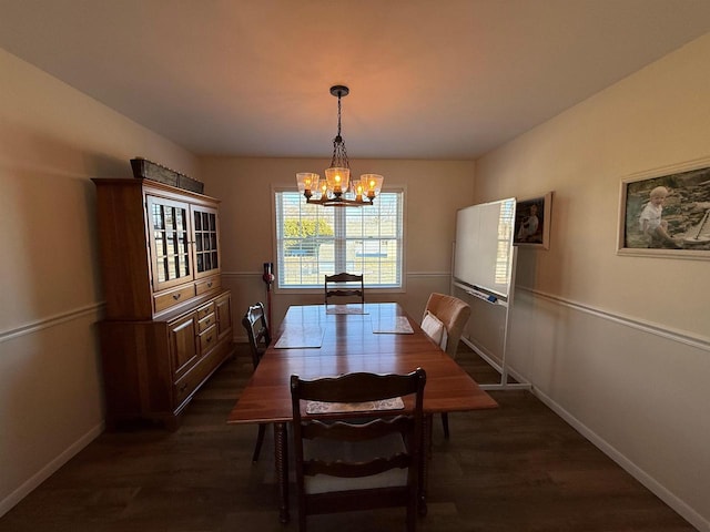 dining area with an inviting chandelier, dark wood-style flooring, and baseboards
