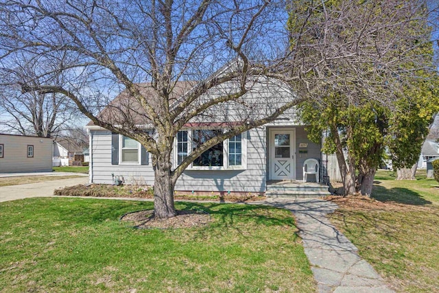 1802 S Ridge Rd, Green Bay, WI 54304 - view of front of house featuring a front lawn