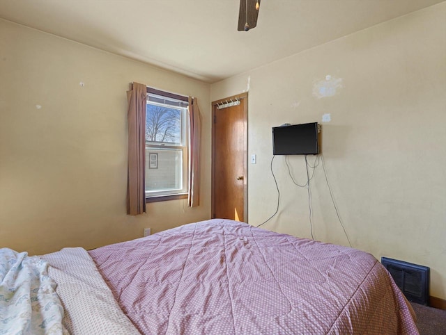 1802 S Ridge Rd, Green Bay, WI 54304 - bedroom featuring visible vents and a ceiling fan