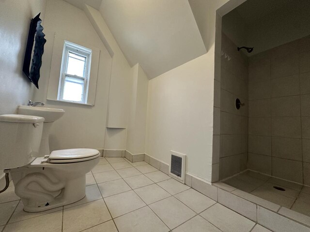 3313 W Kilbourn Ave, Milwaukee, WI 53208 - bathroom with vaulted ceiling, toilet, tile patterned flooring, visible vents, and tiled shower