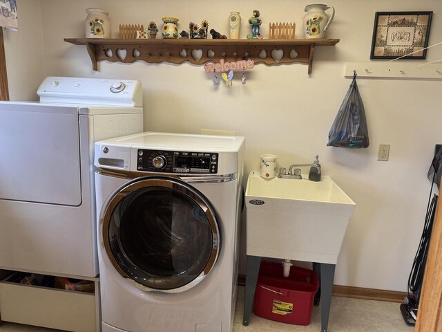 W360S10139 Markham Rd, Eagle, WI 53119 - clothes washing area featuring washer and dryer, baseboards, and laundry area