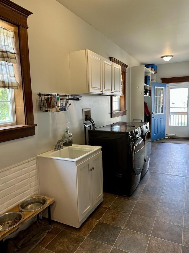 laundry room with a sink, cabinet space, and independent washer and dryer