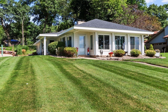 single story home featuring a front yard