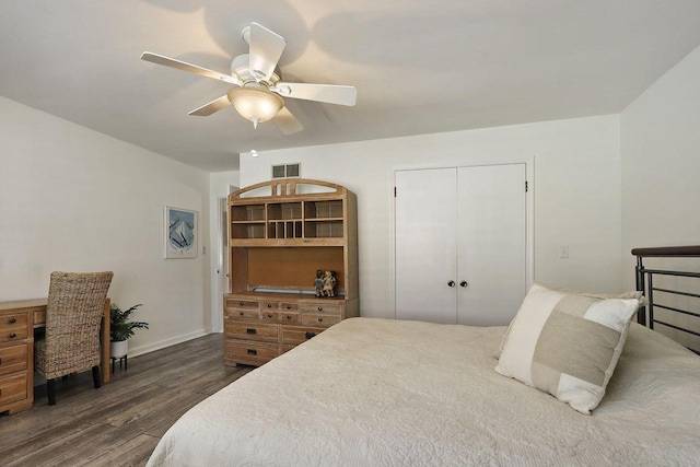 bedroom featuring dark wood-style floors, baseboards, visible vents, a closet, and ceiling fan