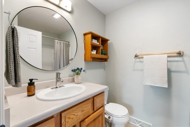 full bath featuring toilet, vanity, curtained shower, and visible vents