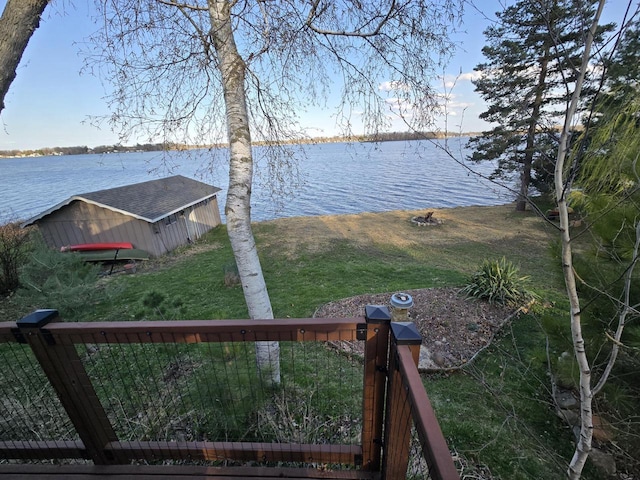view of yard featuring an outdoor structure and a water view