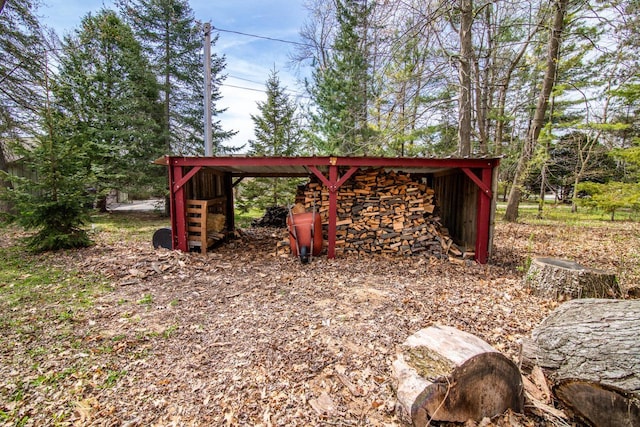 view of yard with a pole building and an outbuilding