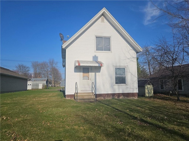 back of house featuring a yard