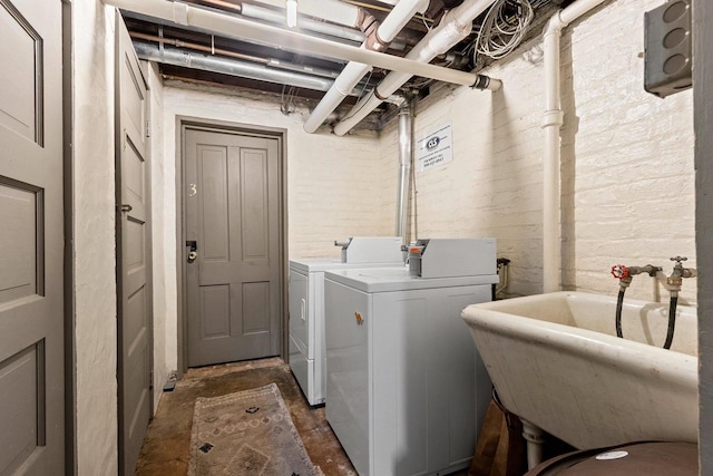 303 N Ashland Ave, Green Bay, WI 54303 - washroom featuring independent washer and dryer, a sink, and laundry area