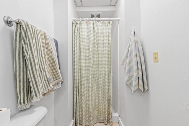 303 N Ashland Ave, Green Bay, WI 54303 - bathroom with a shower with curtain and toilet