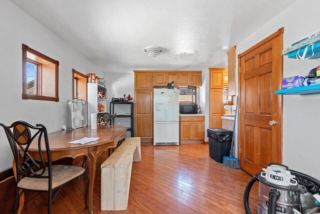 303 N Ashland Ave, Green Bay, WI 54303 - dining area with light wood-style floors