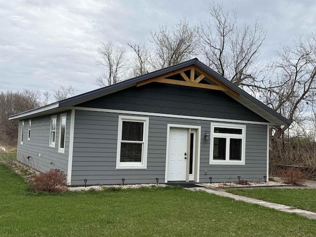 view of front facade with a front yard