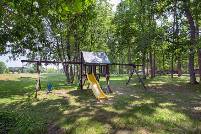 4 Hawthorn Trl, Wisconsin Dells, WI 53965 - communal playground with a yard