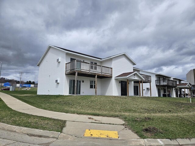 view of front facade with a front yard
