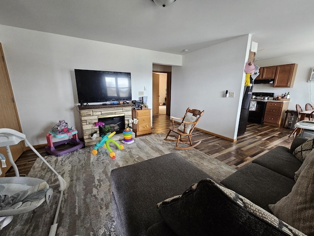 living area featuring baseboards and wood finished floors