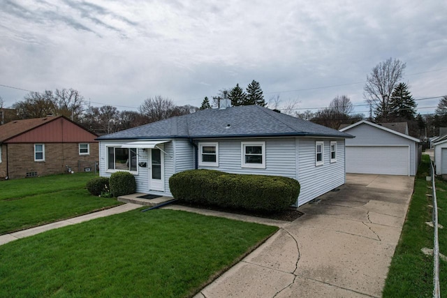 view of front of home featuring a front lawn, roof with shingles, an outdoor structure, and a garage