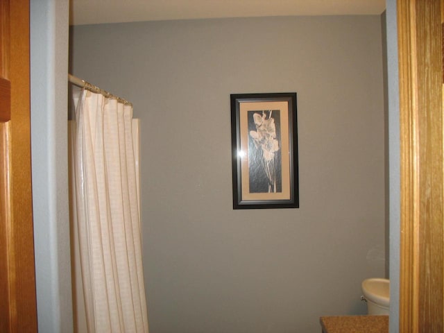 full bathroom featuring toilet and a shower with curtain