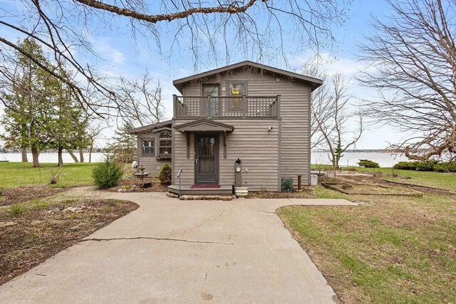 2108 Woodlawn Ln, Appleton, WI 54914 - traditional-style home featuring a front lawn and a balcony