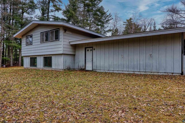 10749 N Namekagon Ln, Hayward, WI 54843 - tri-level home featuring a front yard