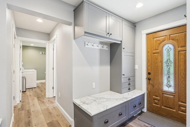 911 Fawn Ct, Wisconsin Dells, WI 53965 - mudroom with light wood-style floors, independent washer and dryer, baseboards, and recessed lighting