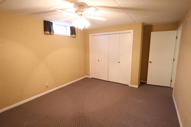 unfurnished bedroom featuring carpet flooring, baseboards, ceiling fan, and a closet