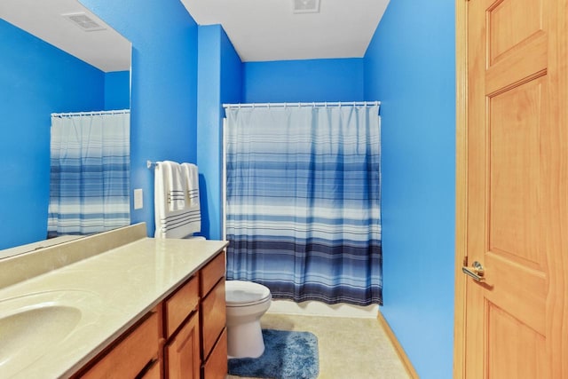 full bath with a shower with curtain, vanity, toilet, visible vents, and baseboards