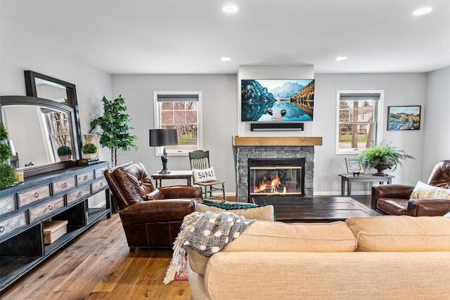 living area featuring recessed lighting, wood finished floors, and a fireplace