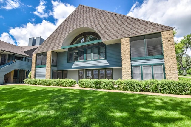 view of front facade with a front lawn