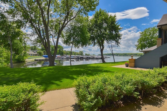 view of yard featuring a water view