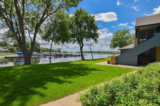 view of yard featuring a water view