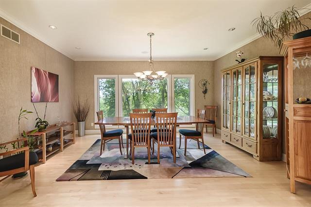 dining space with ornamental molding, light wood-style floors, an inviting chandelier, and visible vents