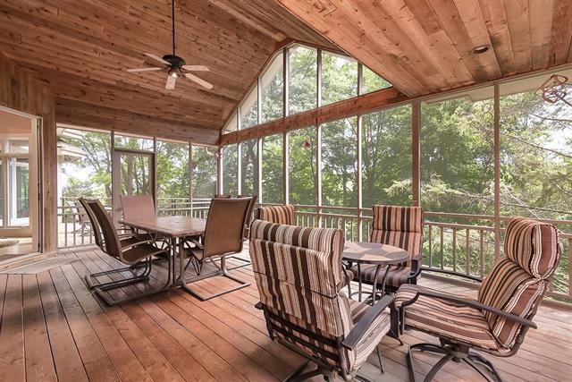sunroom / solarium featuring outdoor dining area and ceiling fan