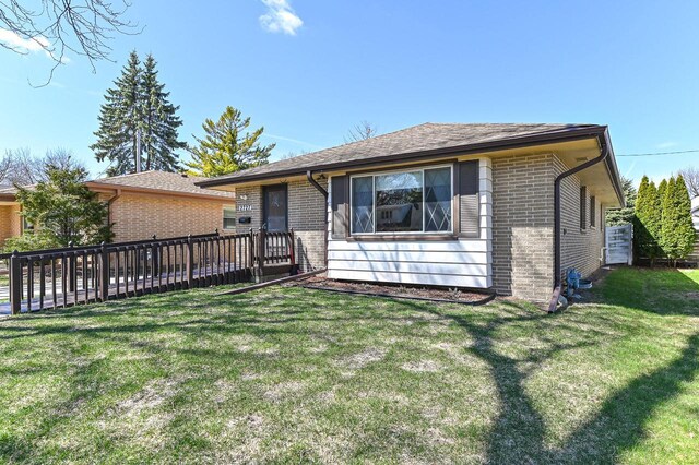 view of front of home with brick siding and a front yard