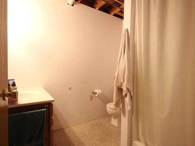 full bathroom featuring a shower with shower curtain, toilet, and vanity