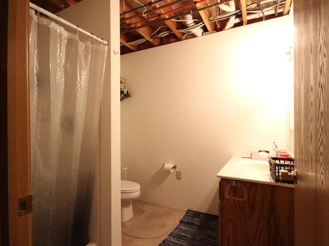 full bath with vanity, toilet, and a shower with curtain