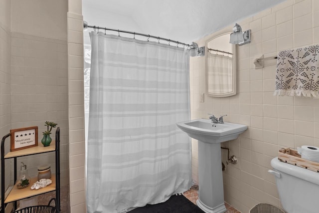 515 Maple Hill Ter, Twin Lakes, WI 53181 - bathroom featuring curtained shower, tile walls, and toilet