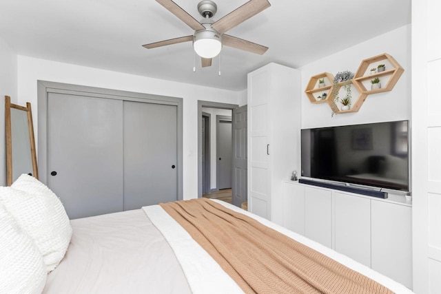 bedroom with a ceiling fan and a closet