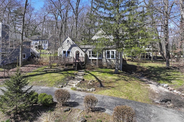 view of front of house featuring a wooden deck and a front yard
