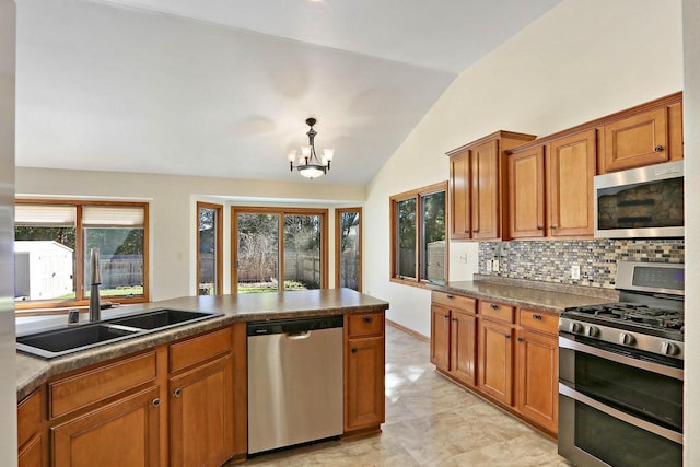 kitchen with an inviting chandelier, stainless steel appliances, backsplash, a sink, and lofted ceiling