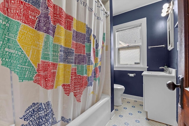 bathroom with baseboards, shower / bath combo with shower curtain, toilet, and vanity