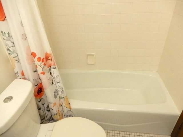 bathroom with toilet, a shower with curtain, and a bathing tub