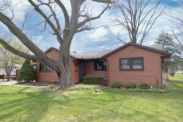 view of front of home featuring a front lawn