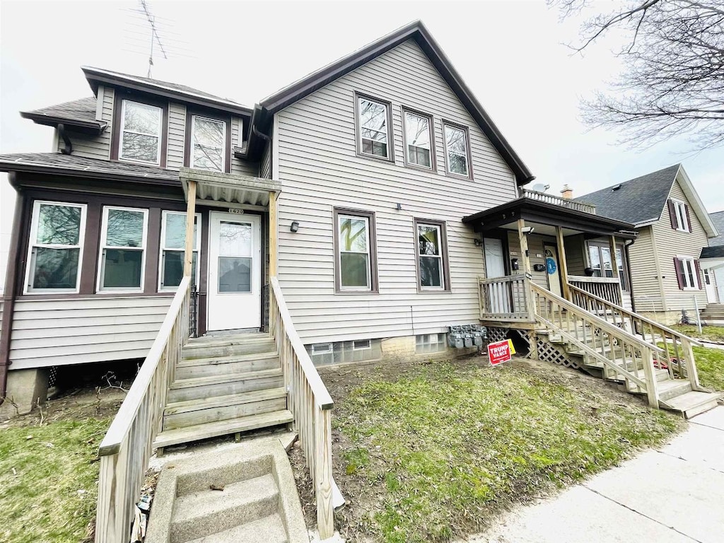 traditional-style house featuring entry steps