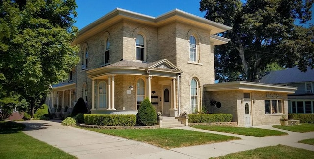 229 N Ludington St, Columbus, WI 53925 - italianate house with a porch and a front yard