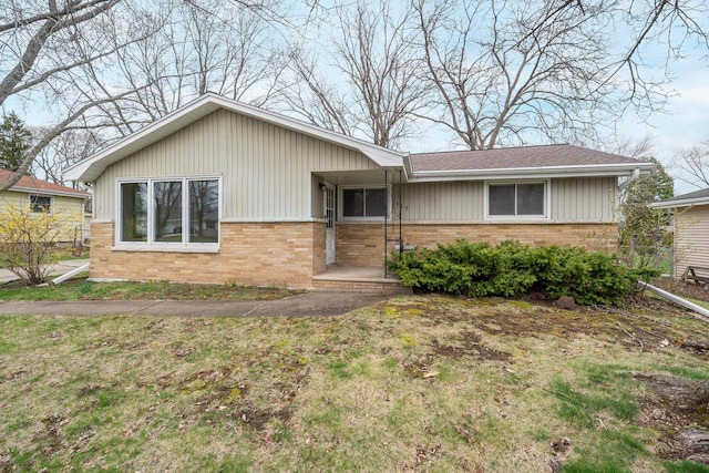 167 Gwynn St, Green Bay, WI 54301 - ranch-style house with a front yard and brick siding