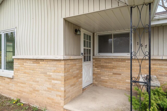 167 Gwynn St, Green Bay, WI 54301 - entrance to property with brick siding
