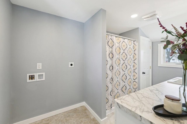 full bath featuring baseboards and a shower with shower curtain