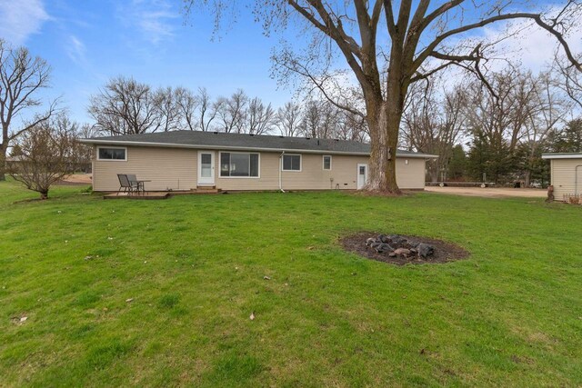 W2138 Melmar Dr, Markesan, WI 53946 - back of house with a lawn