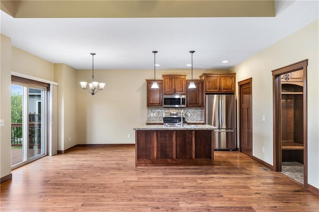 kitchen with stainless steel appliances, light wood-style floors, backsplash, baseboards, and recessed lighting