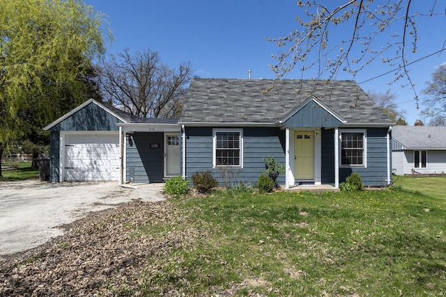 view of front of home featuring roof with shingles, dirt driveway, a front lawn, and an attached garage